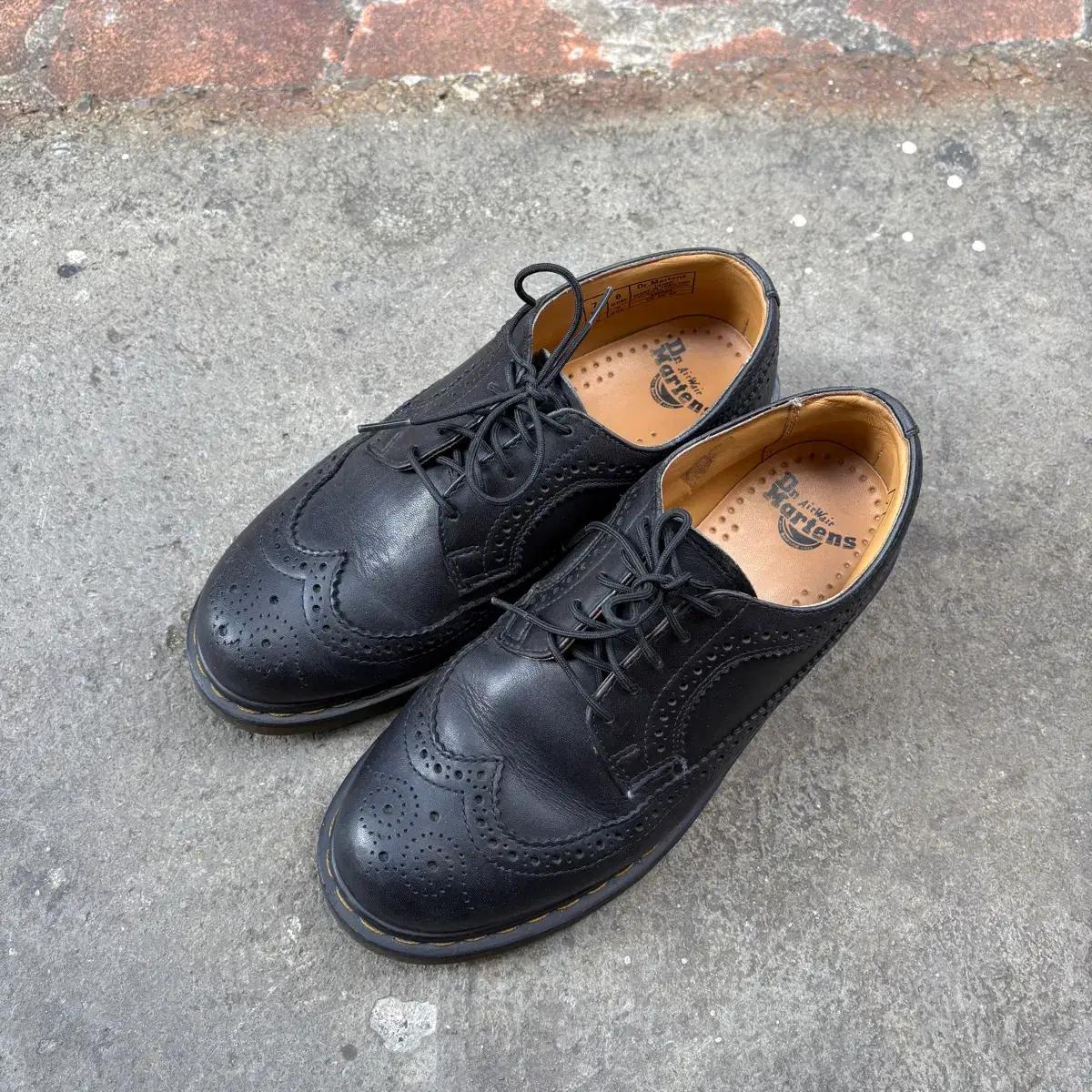 Dr. Martens 닥터마틴 윙팁 로퍼 (260)