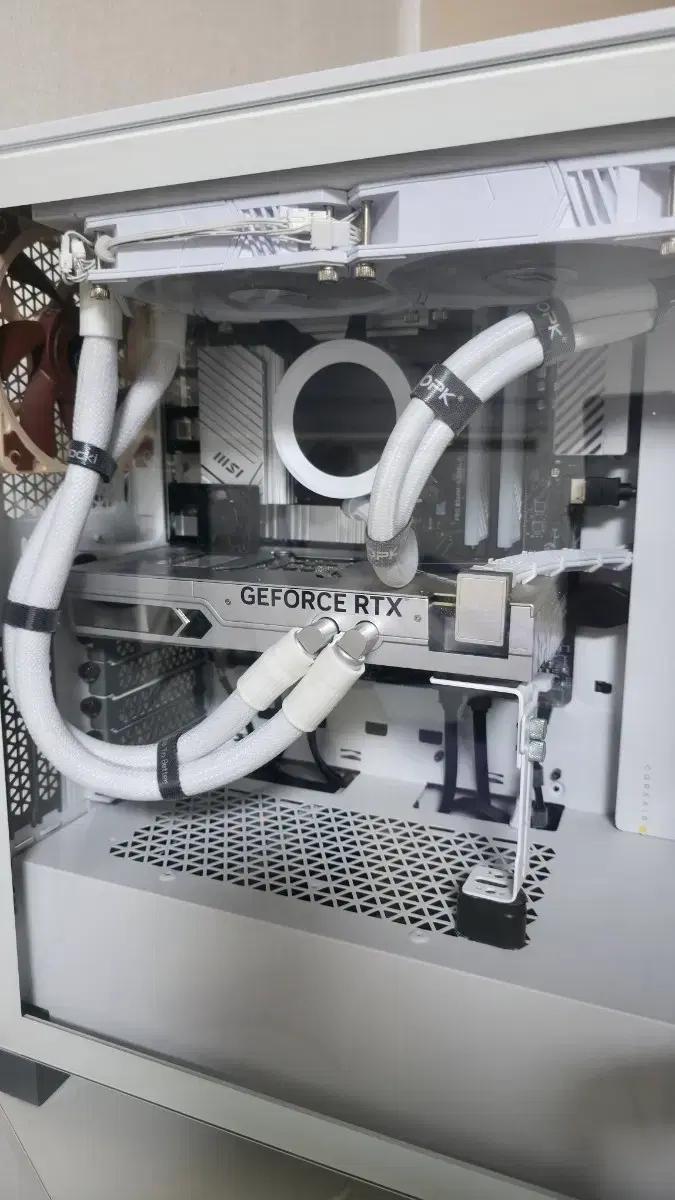 넵튠 rtx4070 수냉식 그래픽카드 팝니다.