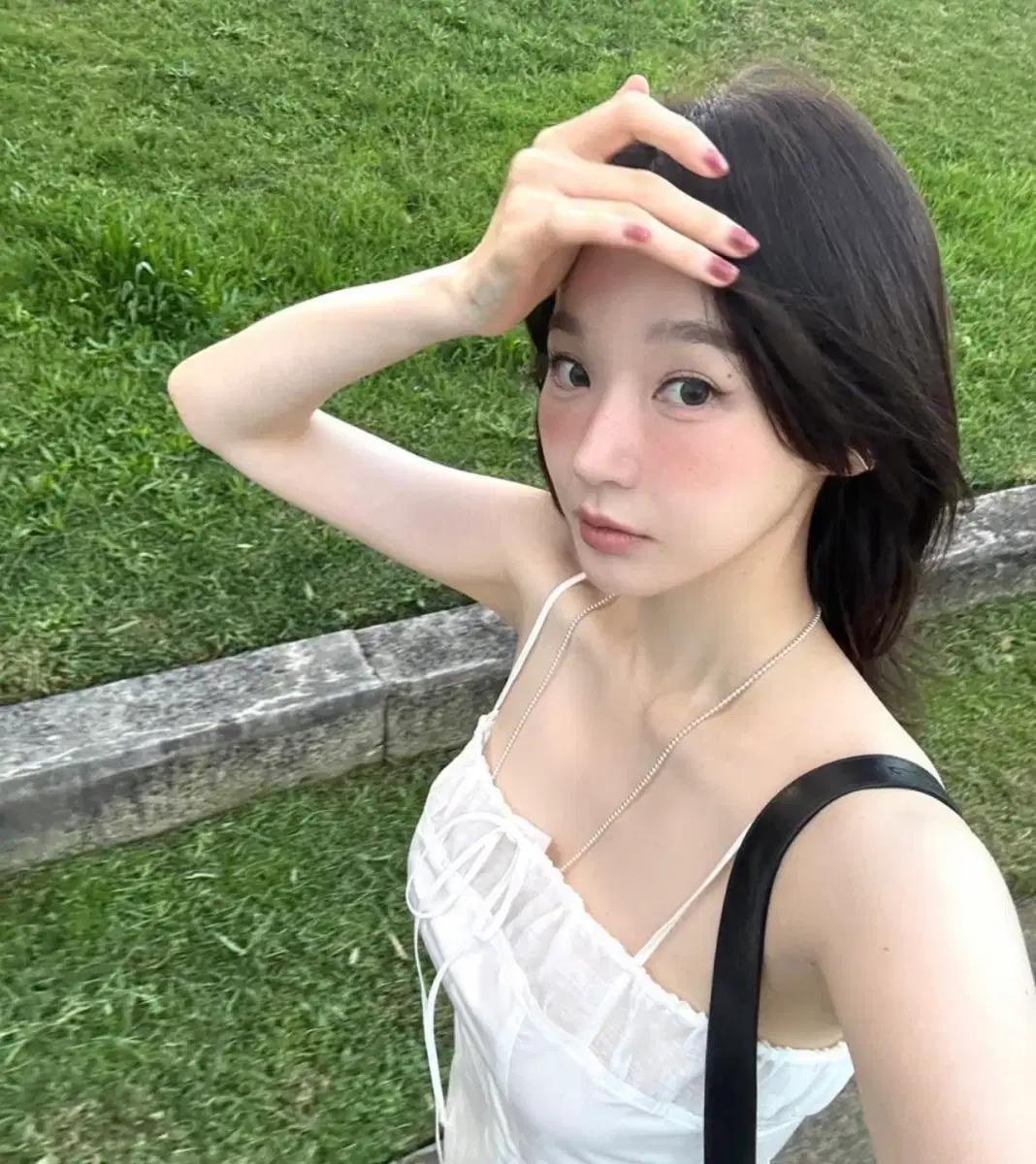 아비에무아 Aviemuah 시어 셔링 뷔스티에 스커트 투피스 세트 화이트