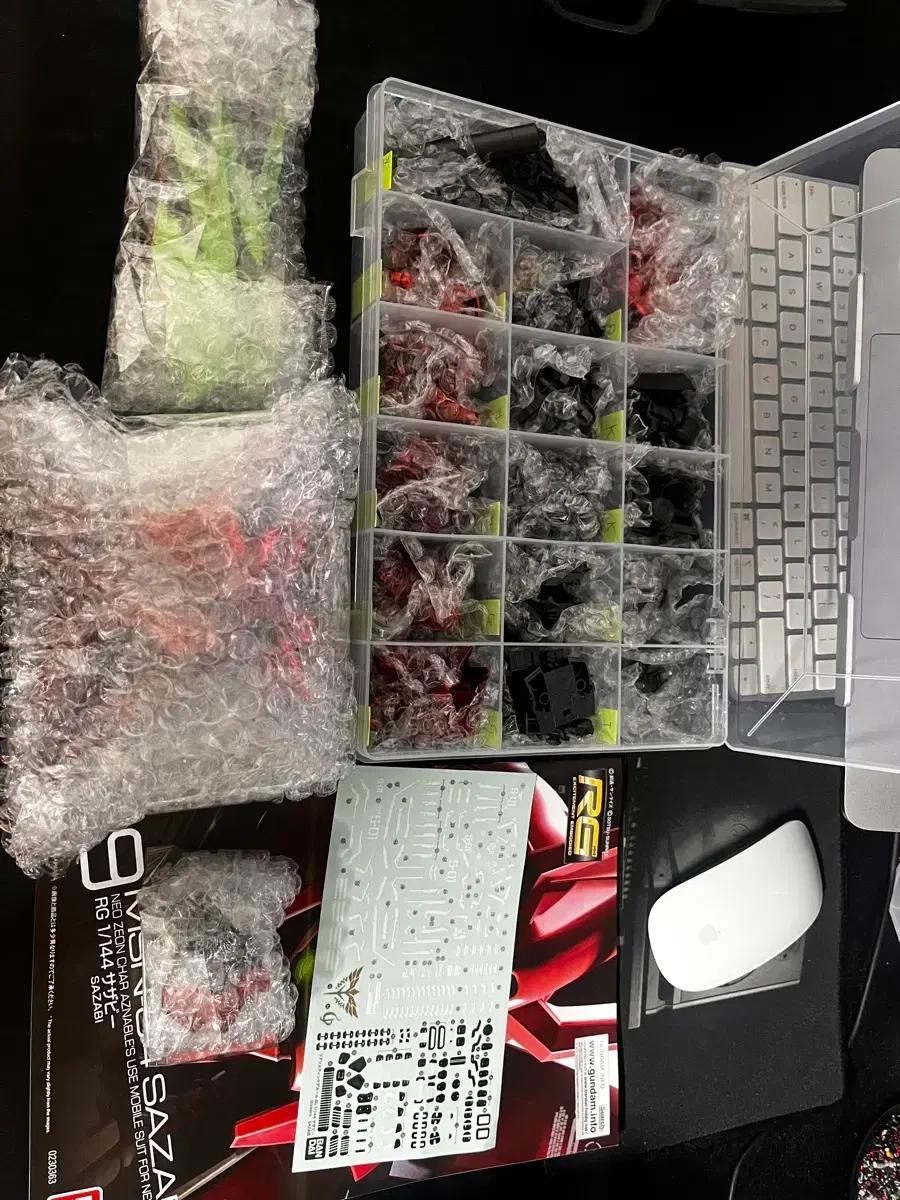 반다이 정품 RG 사자비 메카니컬코어코팅 다리 조립 완, 스커트 조립중
