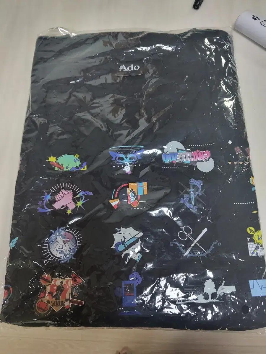 Ado 아도 검정색 프린팅 티셔츠