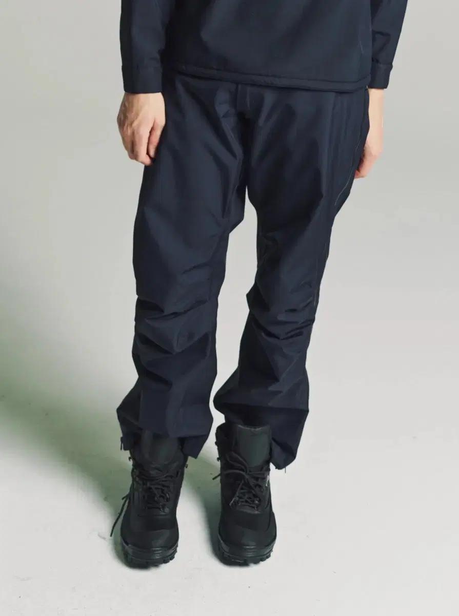 gr10k arc pants / blue navy / 48