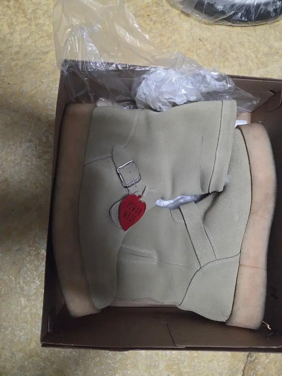 휴먼메이드 x 클락스 부츠 팝니다