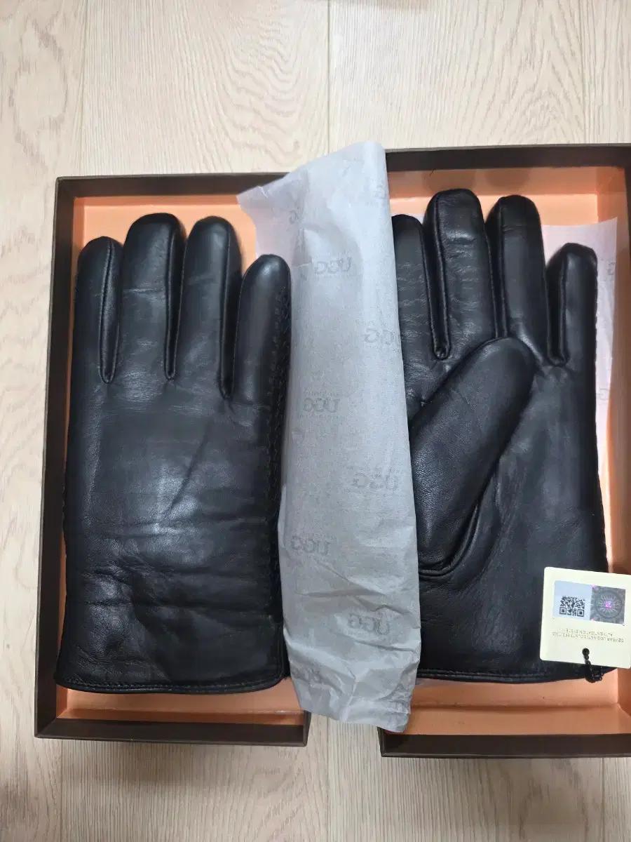 UGG 남성  가죽 장갑 블랙 (정품,새제품)
