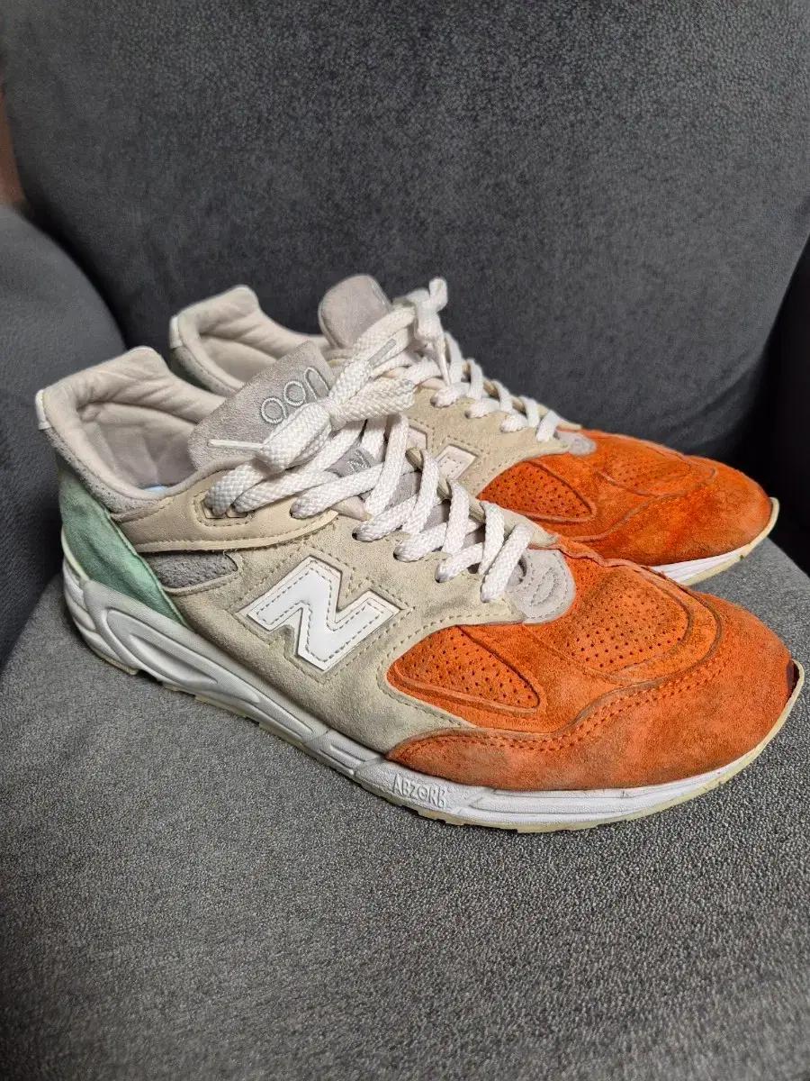 뉴발란스 990 v2 로니 피그 285 KITH 키스