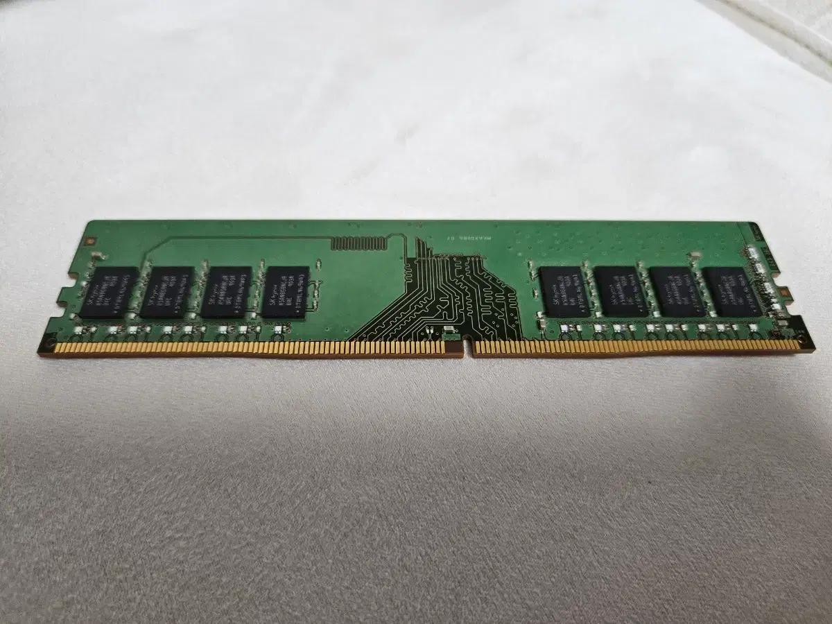 SK하이닉스 DDR4 8GB 2400T 단면