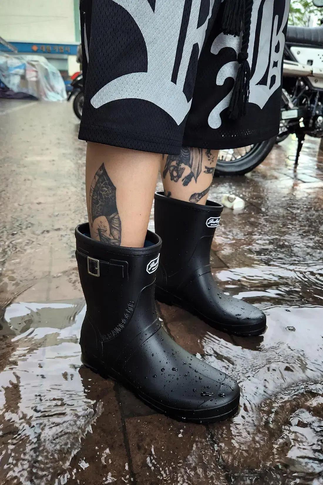 레인부츠 buckle detail rain boots