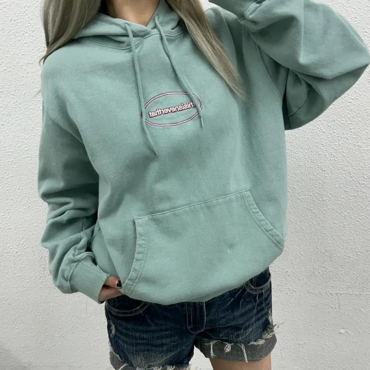 디스이즈네버댓 버건디 자수로고 민트 후드 M
