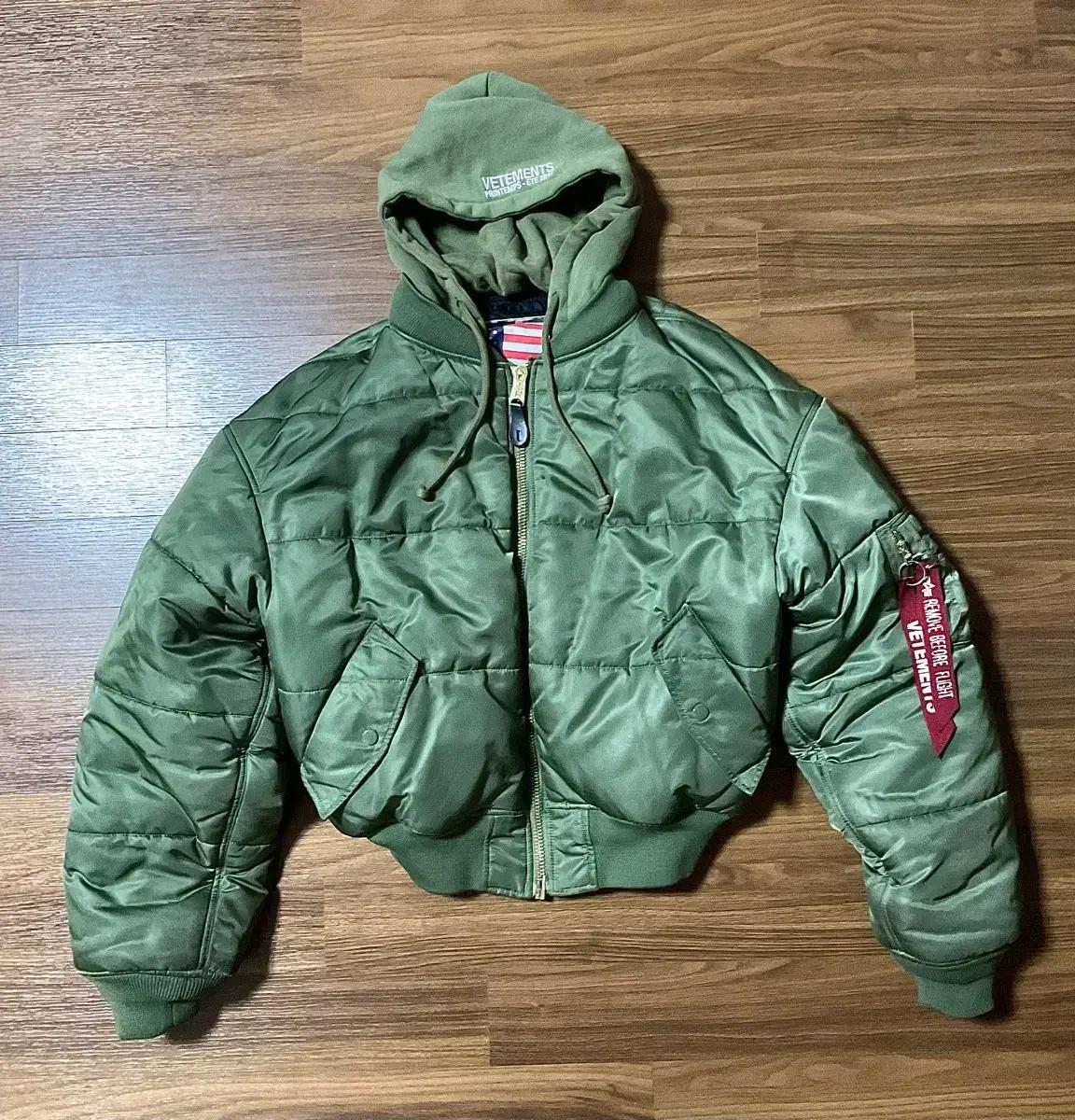 베트멍 AW17 리버시블 알파인더스트리 크롭 패디드 봄버 MA-1