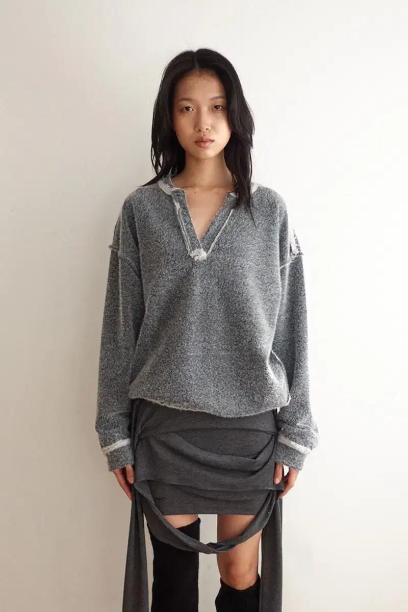 세릭 Furry V-Neck Sweatshirt cos
