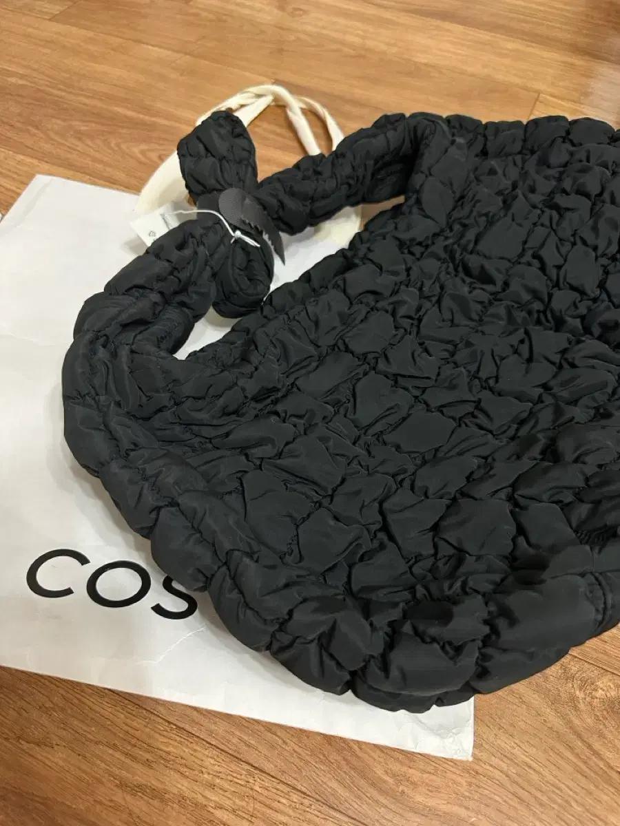 COS 코스 퀼티드 오버사이즈 숄더백 블랙