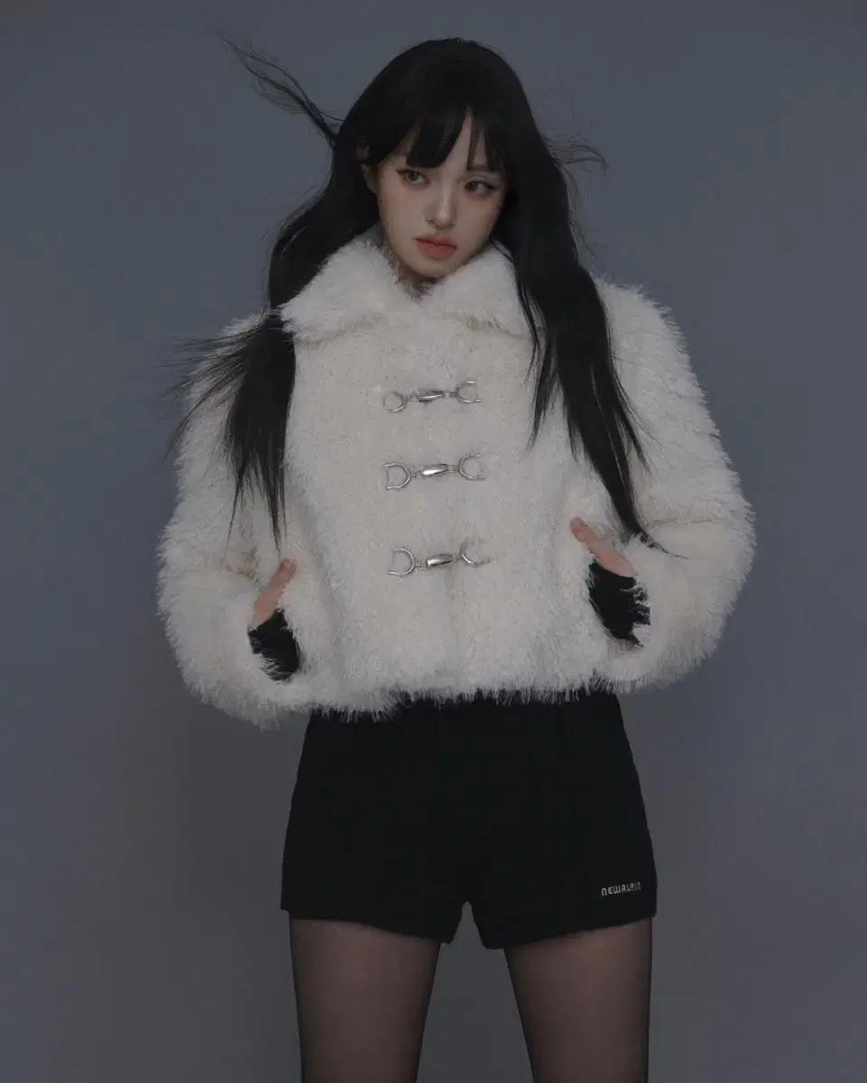 새상품) 뉴얼린 퍼자켓 Rabbit Hook Crop Fur Jacket