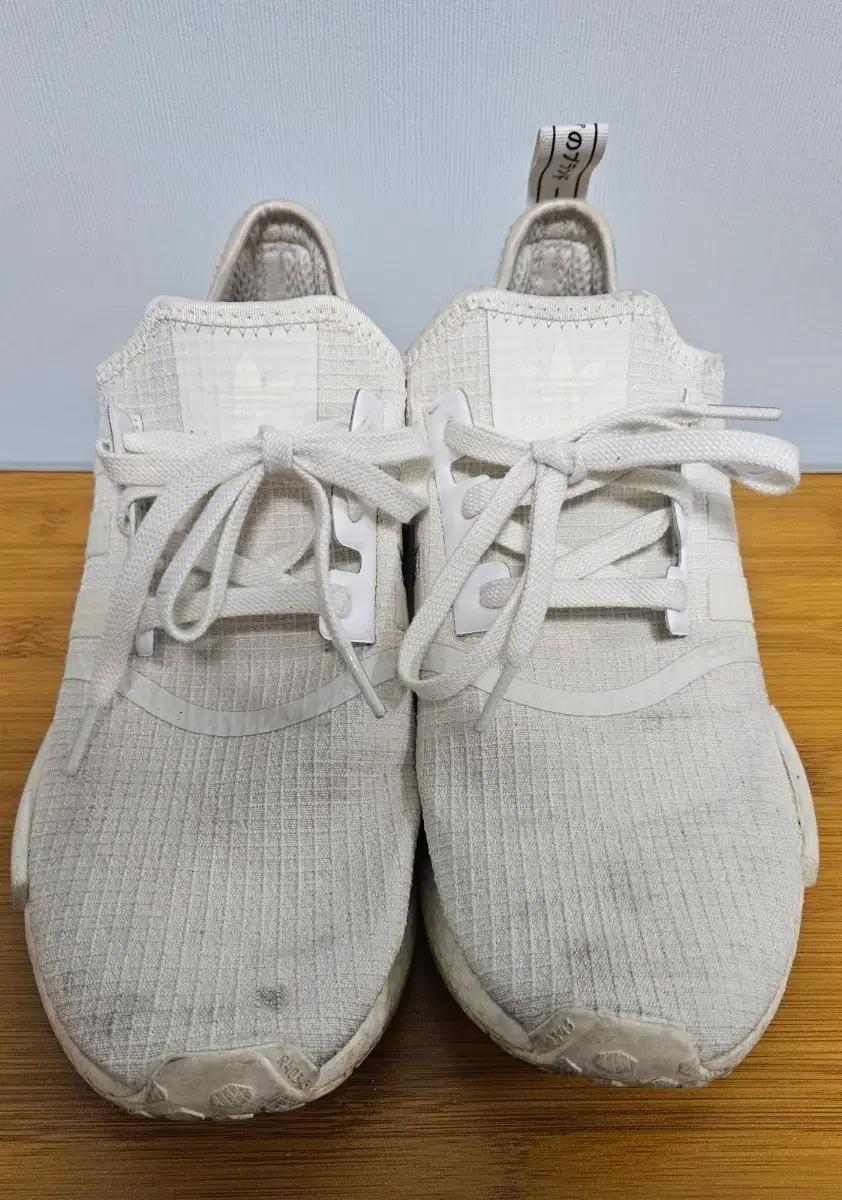 41. 아디다스 NMD R1 올화이트 스니커즈( 280 )