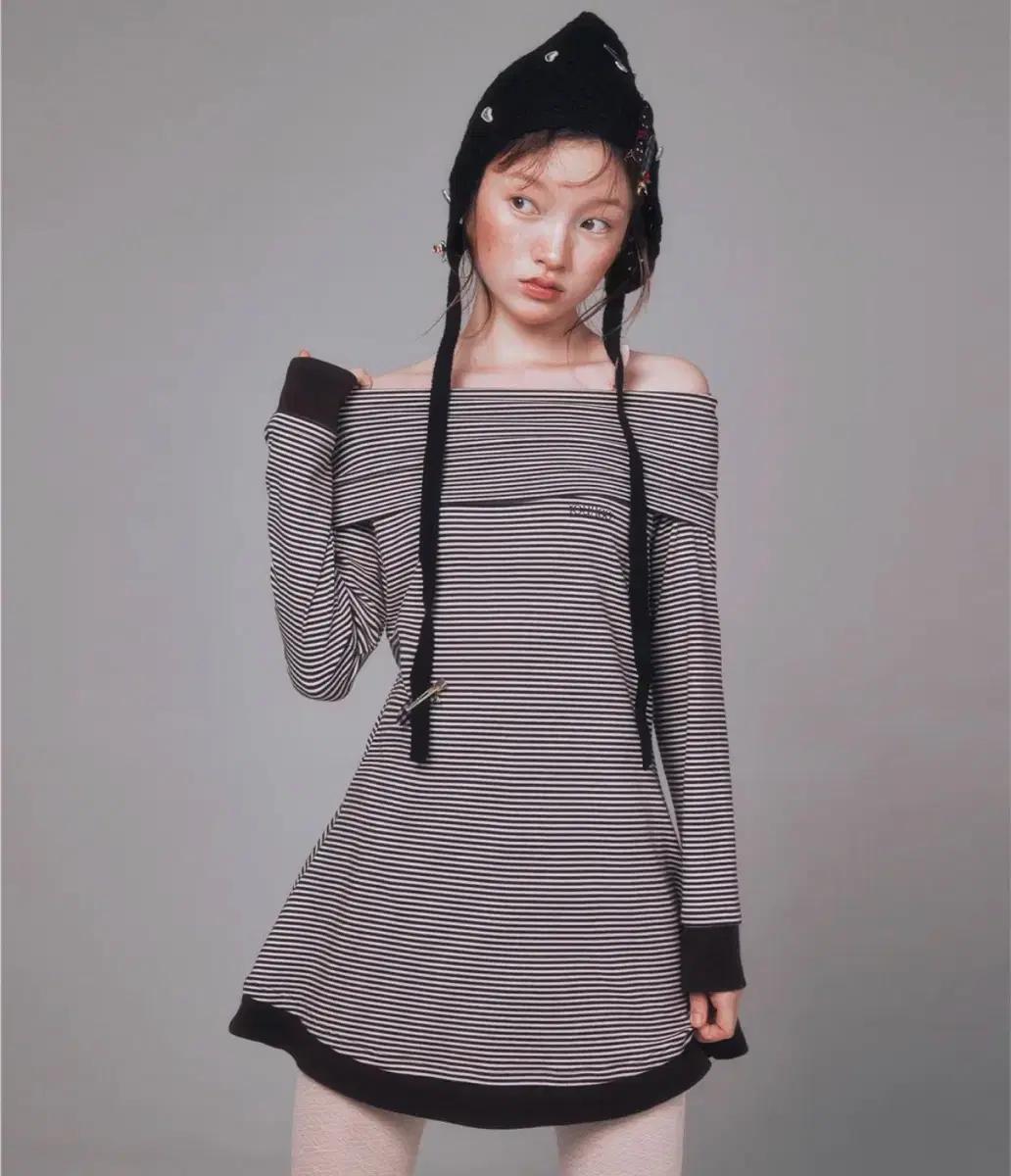 유희 STRIPE OFF-SHOULDER DRESS BROWN 미니원피스