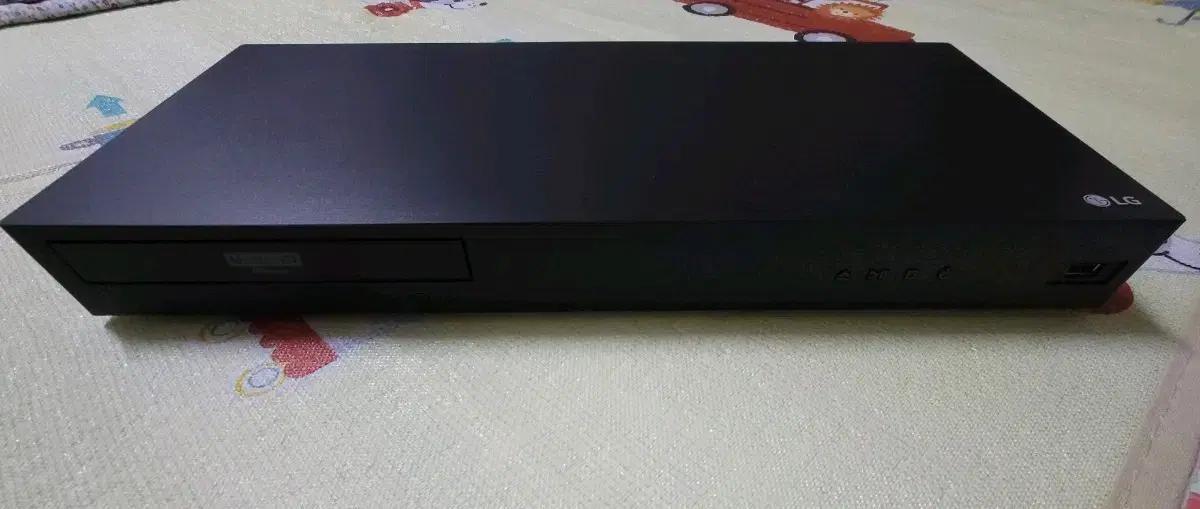 LG UBK90 4K 블루레이 플레이어 팝니다.