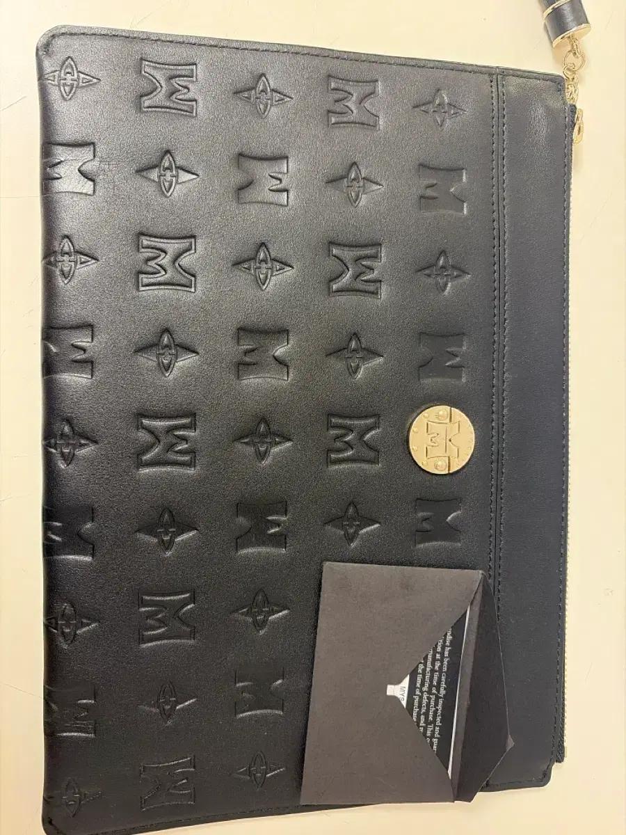 메트로시티 블랙 엠보싱 클러치 mcm