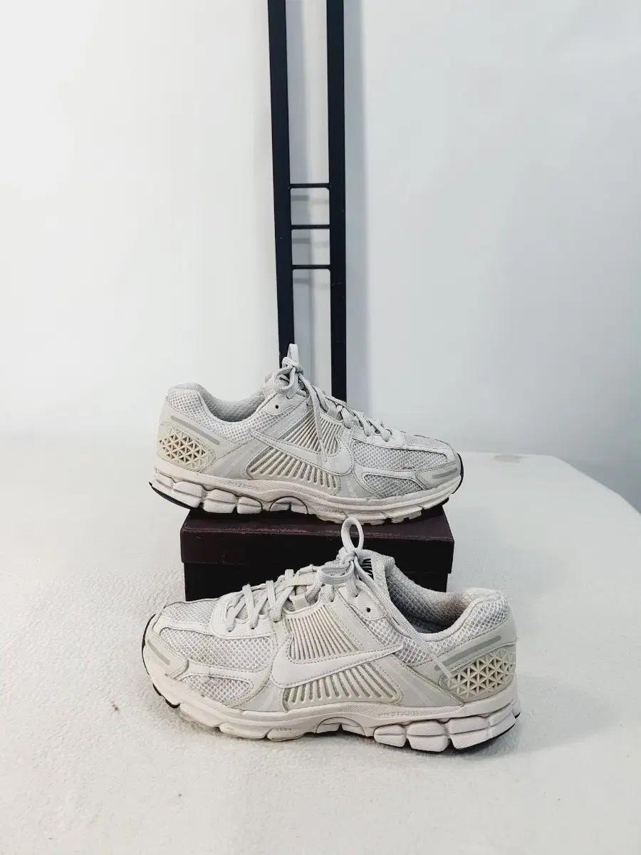 나이키 줌 보메로5 바스트 그레이 265