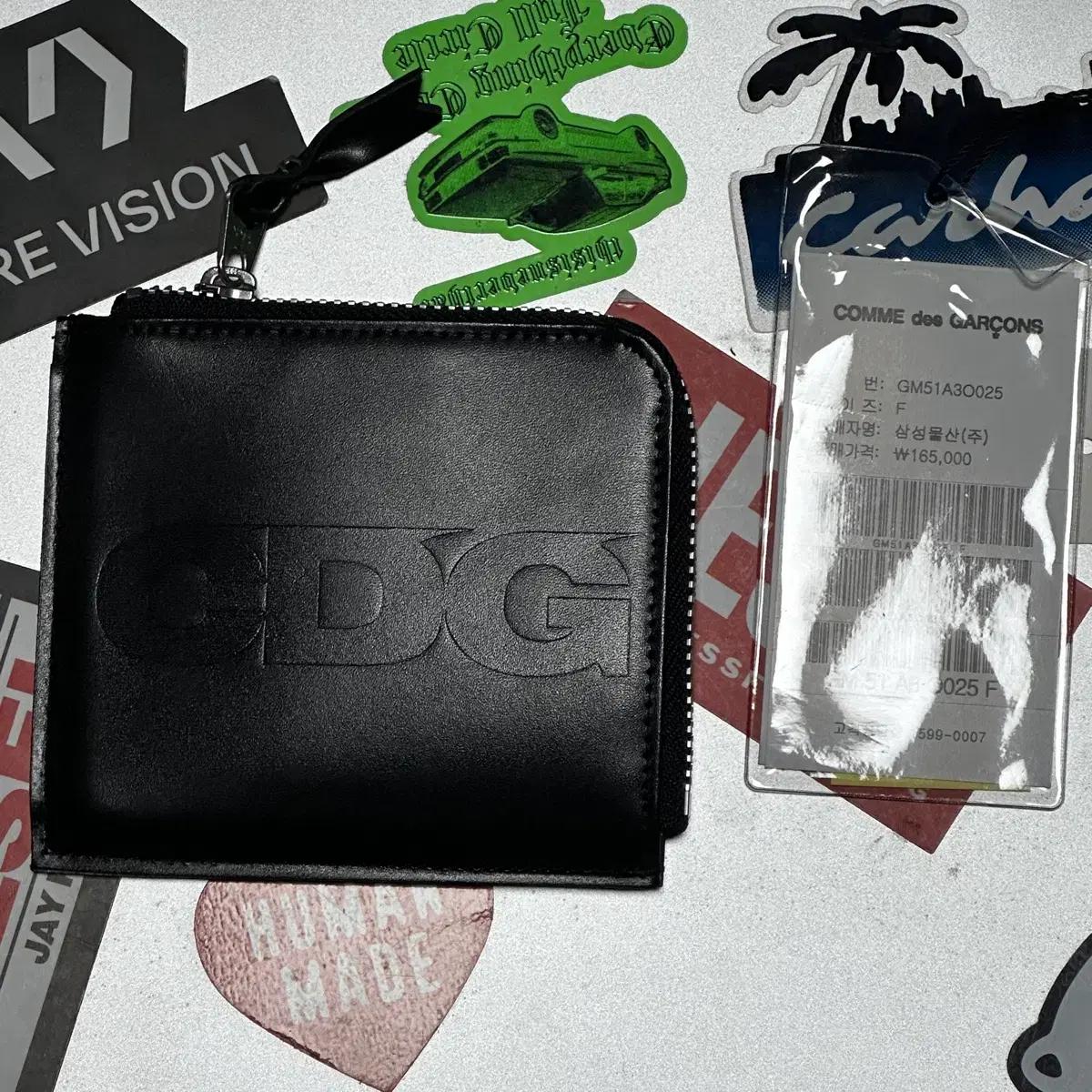 꼼데가르송 CDG 엠보스 로고 지갑 블랙