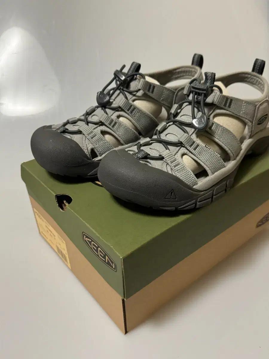 Keen 뉴포트 H2 샌들 그레이 255