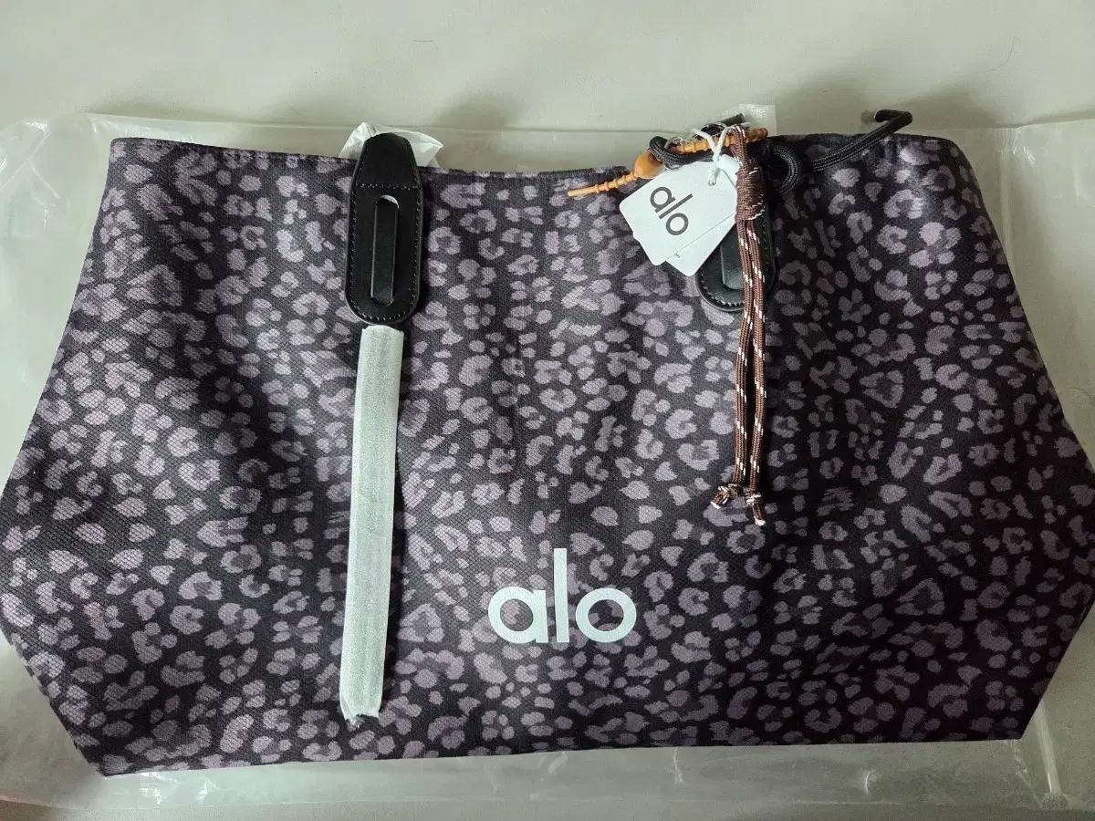 알로 (ALO) 레오파드 토트백 새제품팝니다.