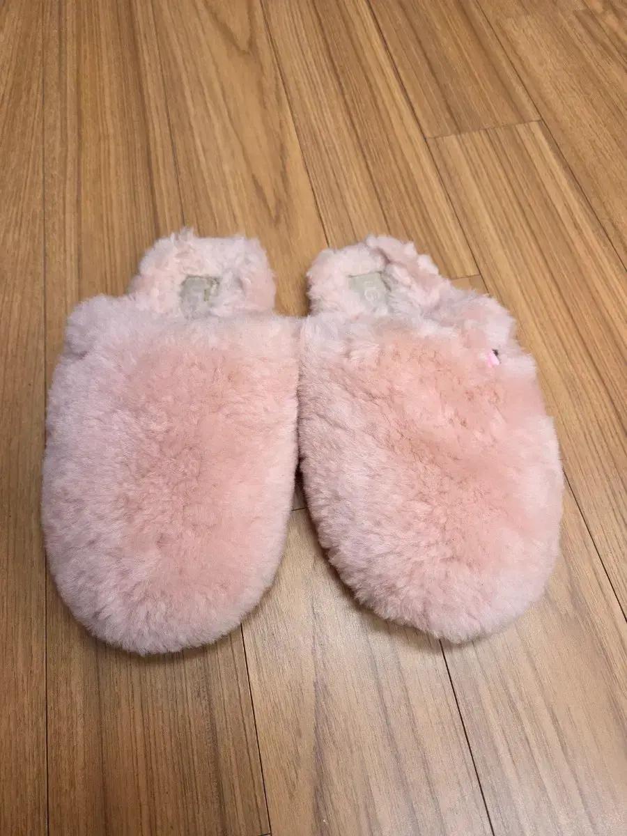 UGG 핑크 털 슬리퍼 220mm입니다부드러운 양털 소재로 발을 따뜻하