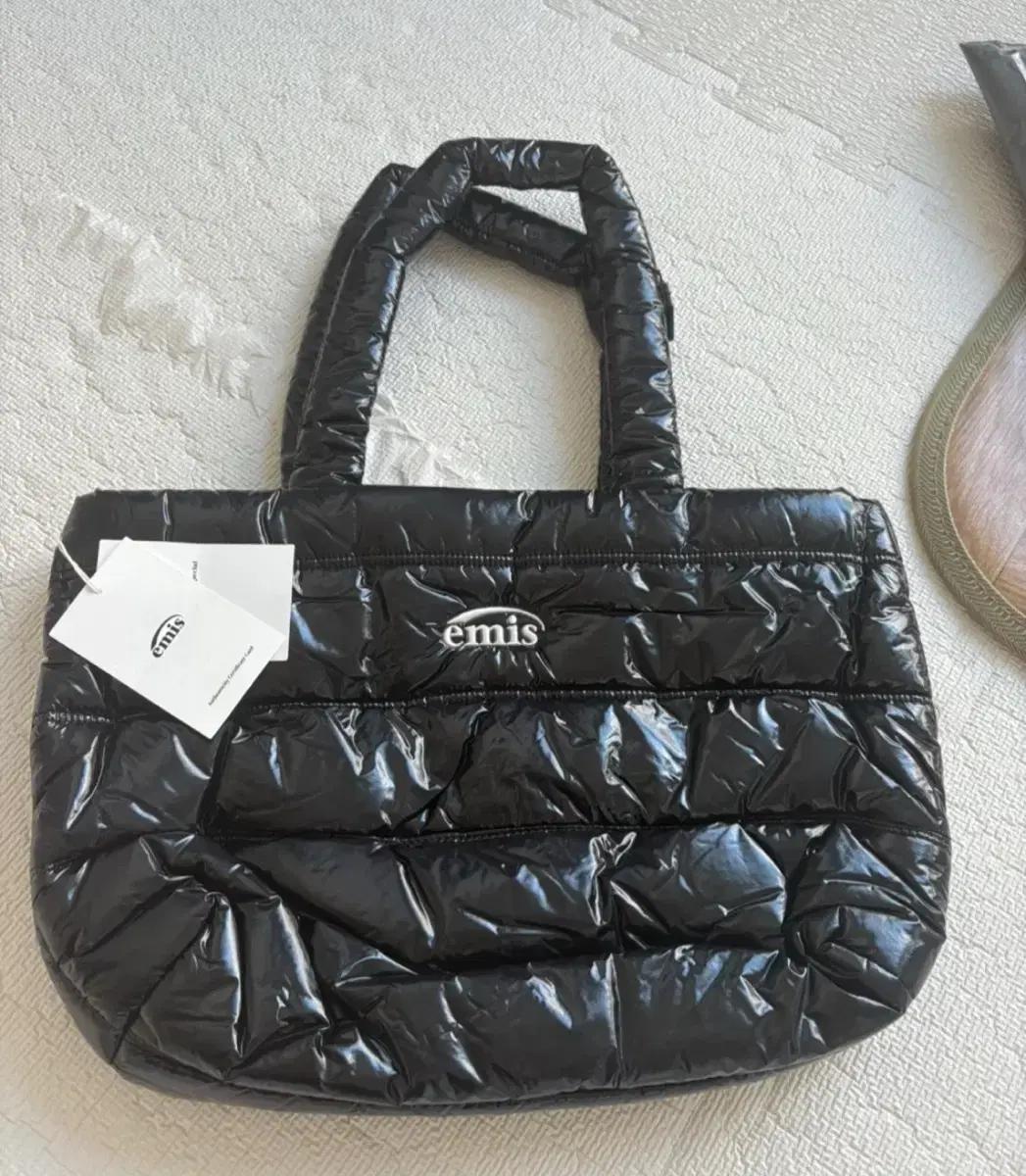 (새상품)Emis 이미스 글로시 패디드 토트백 블랙