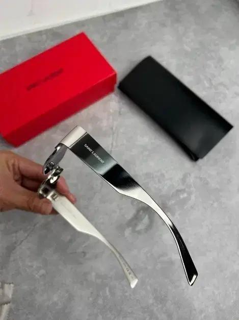 생로랑 선글라스 실버/화이트