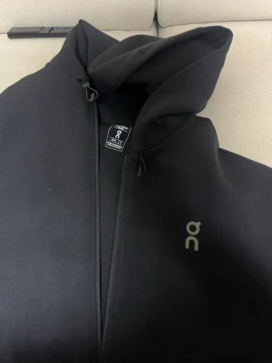 On Running 테크 집업 후디 블랙