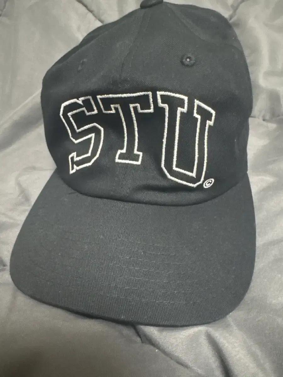 STU 블랙 볼캡 모자