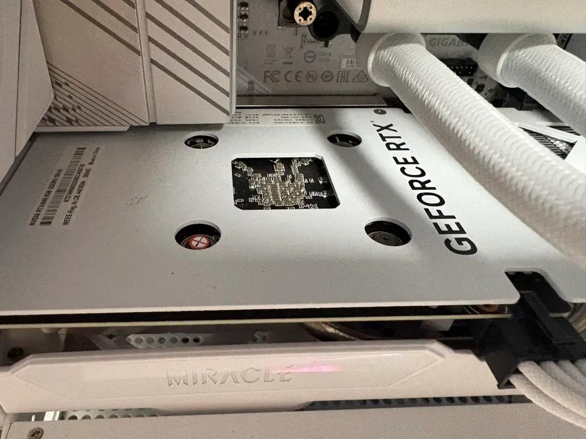 이엔텍 지포스 RTX 4060 MIRACLE WHITE D6 8GB