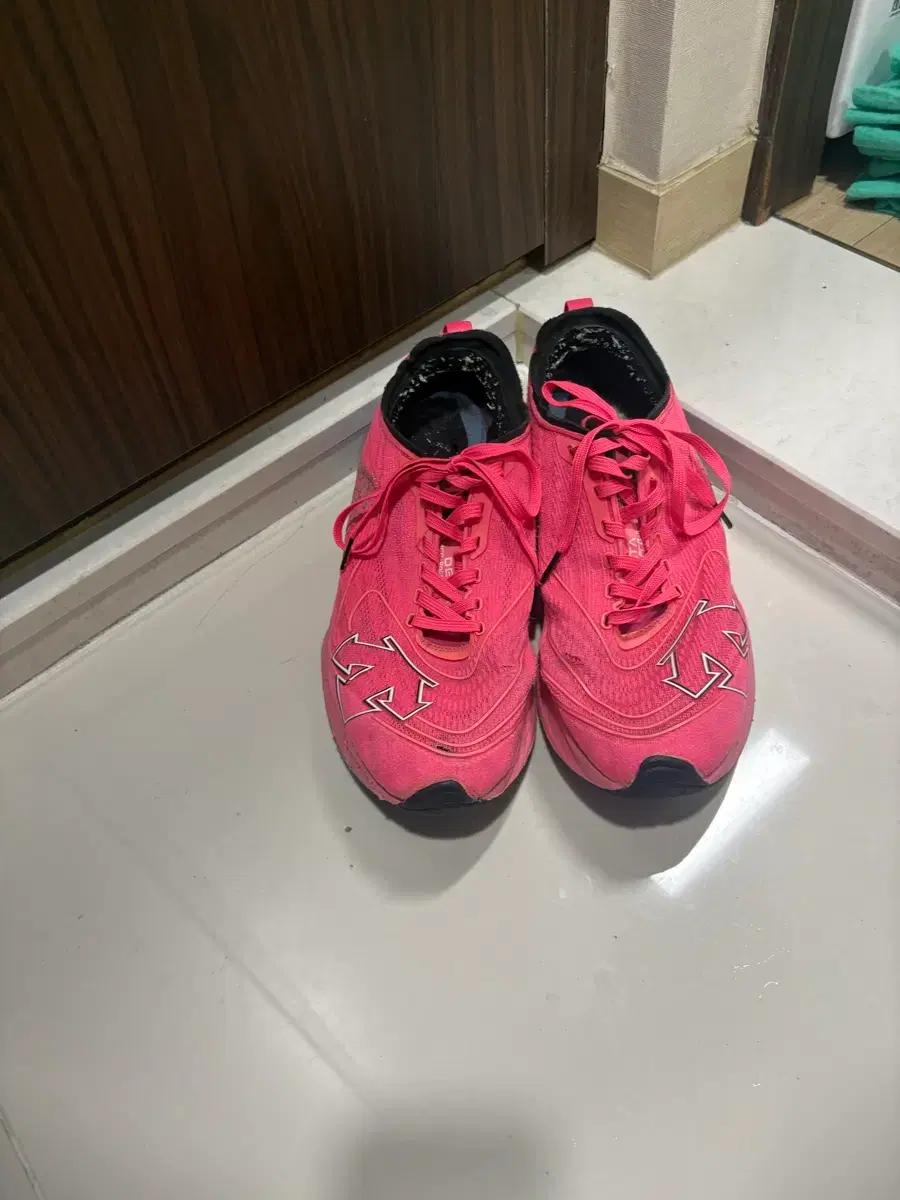 분홍색 데상트 런닝화 280
