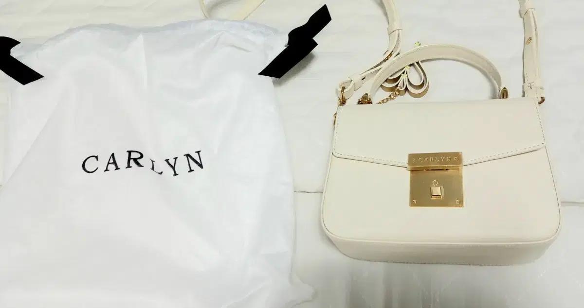 CARLYN 포피백 한정판 아이보리