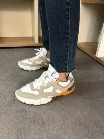 아크네 베룬 스니커즈
