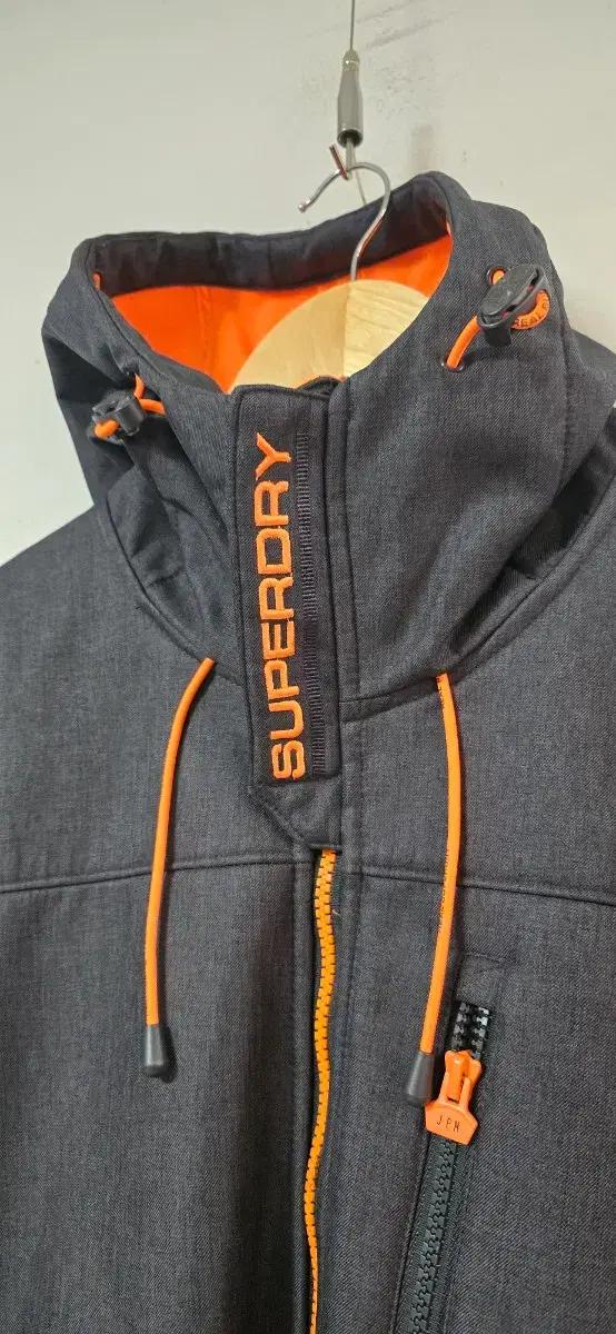 정품 슈퍼드라이superdry 간절기 바람막이 윈드트레커(남자S 여성L)