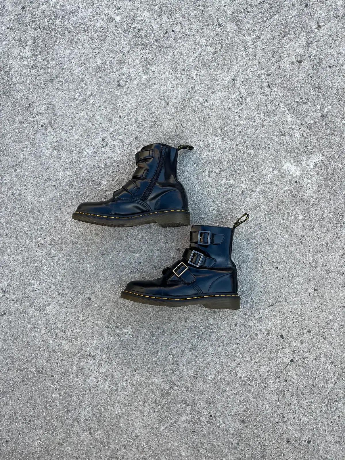 Dr.Martens 레더 스트랩 부츠