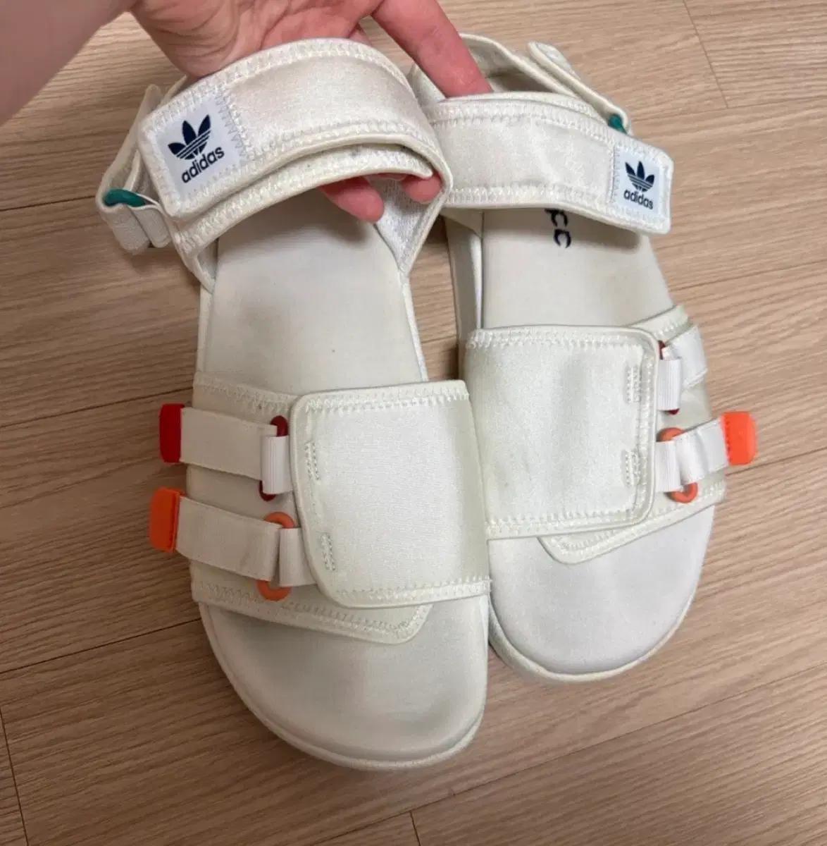 아디다스 화이트 벨크로 샌들 260-265
