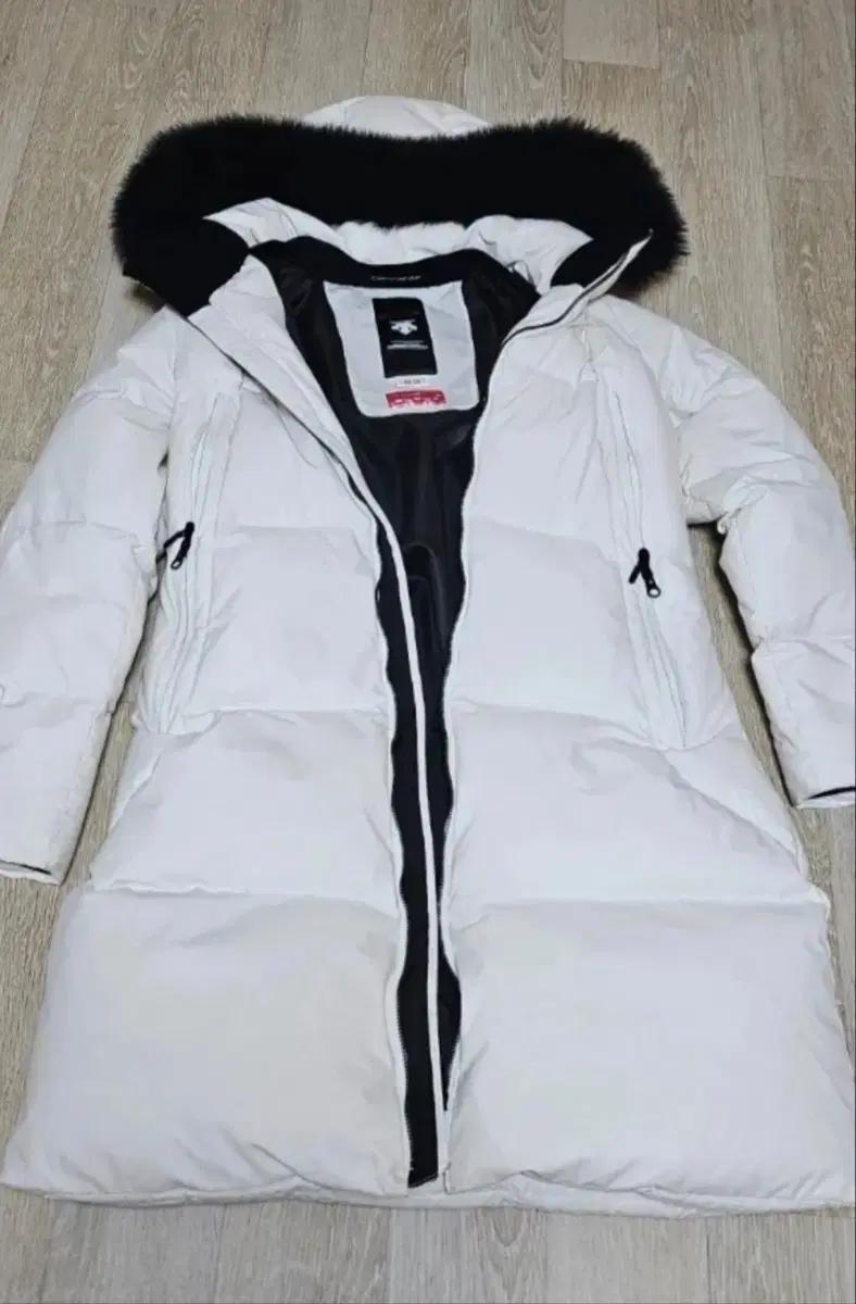 데상트 화이트 롱패딩 폭스퍼