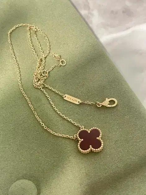 Van Cleef & Arpels 레드 아메시스트 싱글 플라워 네크리스