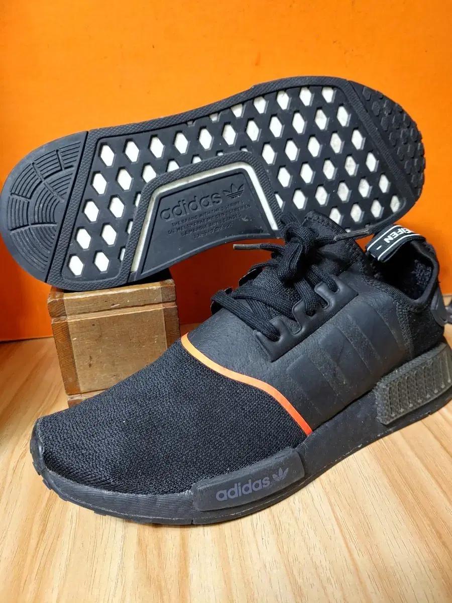 아디다스 NMD R1(US8.5추천사이즈265)