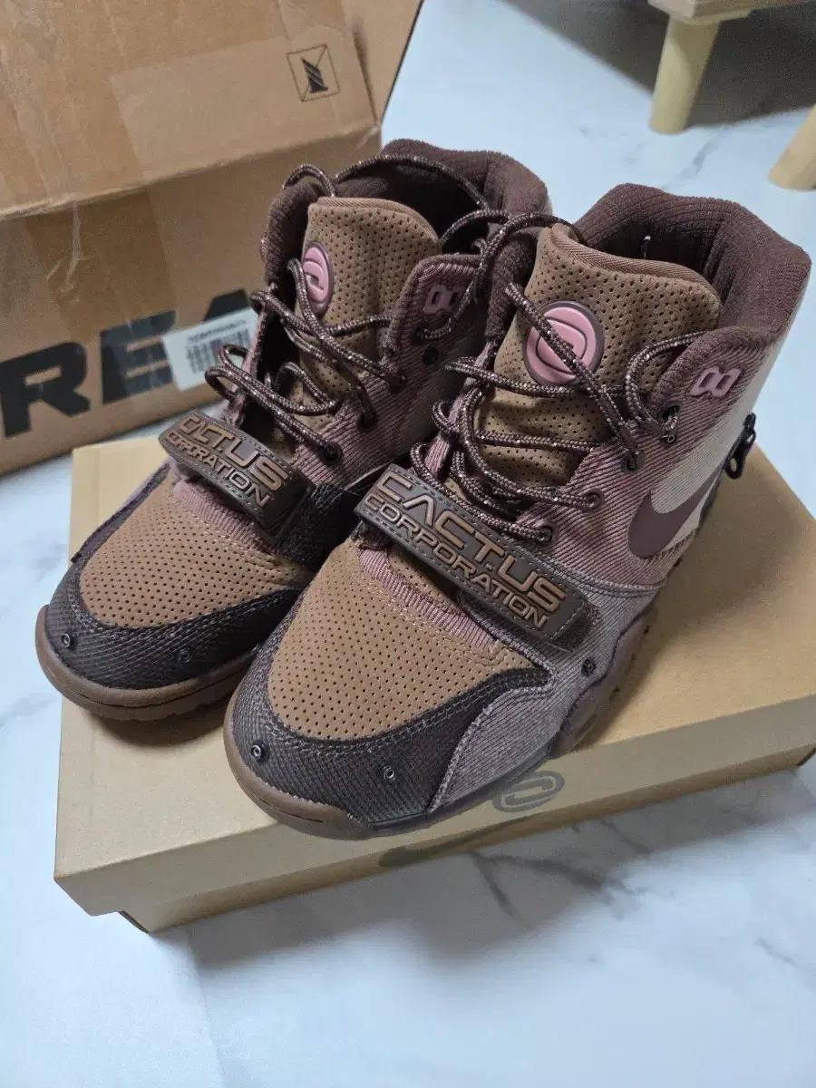 나이키 트래비스스캇 에어트레이너