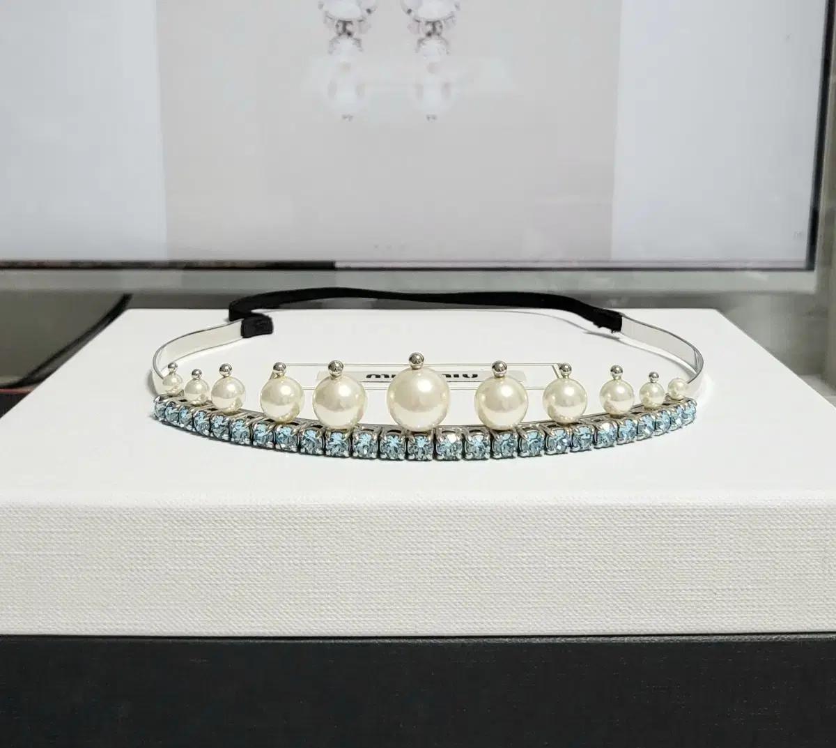 미우미우 miumiu 티아라 헤어밴드 블루 진주
