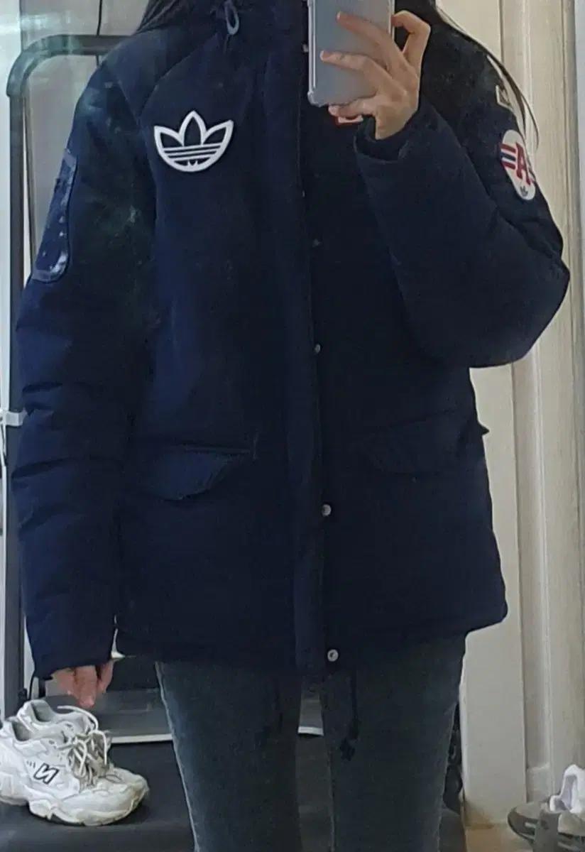 아디다스 로고 다운 오리털 덕 다운 숏 자켓 입니다
