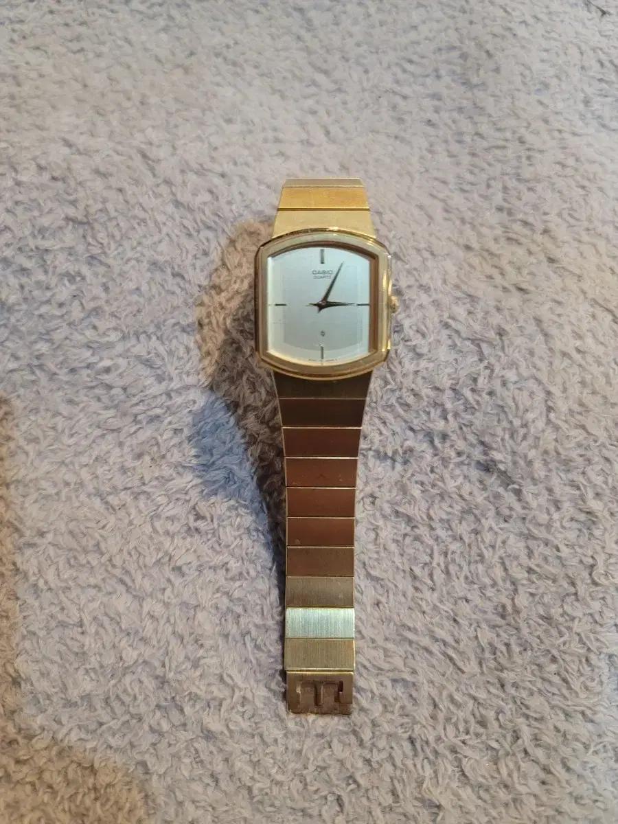 카시오(CASIO)의 빈티지 아날로그 모델인 금장