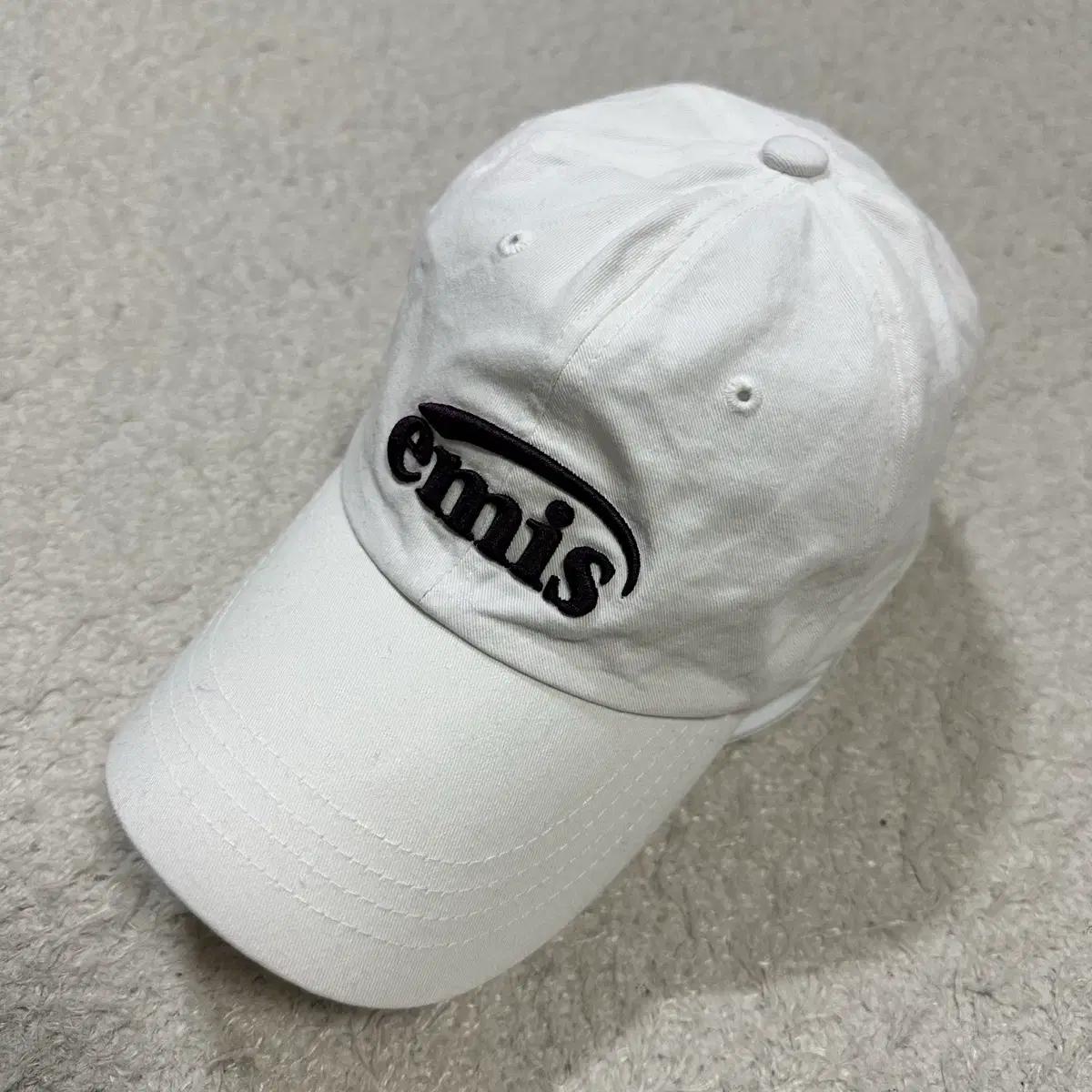 emis 이미스 화이트 볼캡 모자