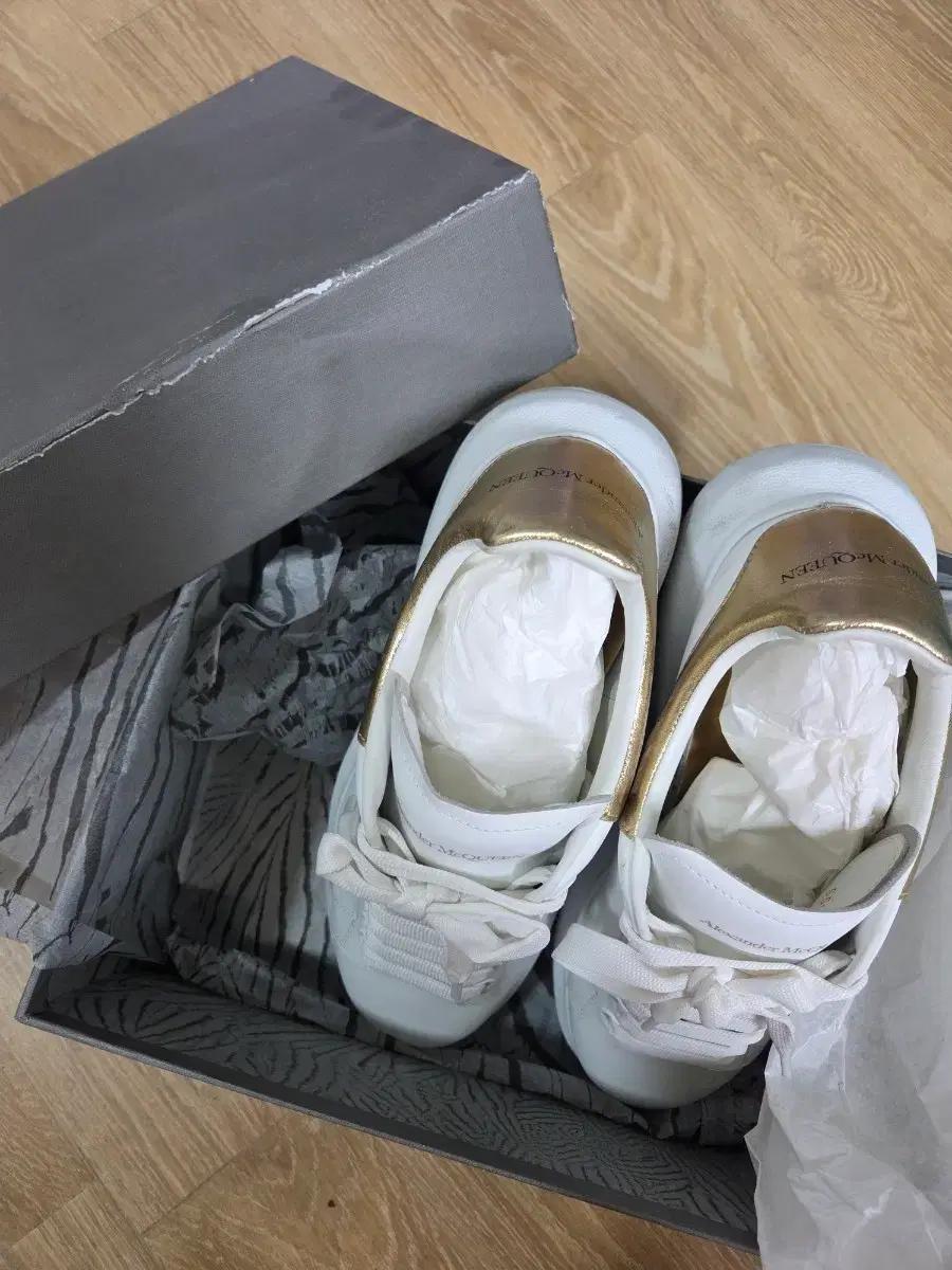 [265] 알렉산더맥퀸 오버솔 골드탭 판매합니다.