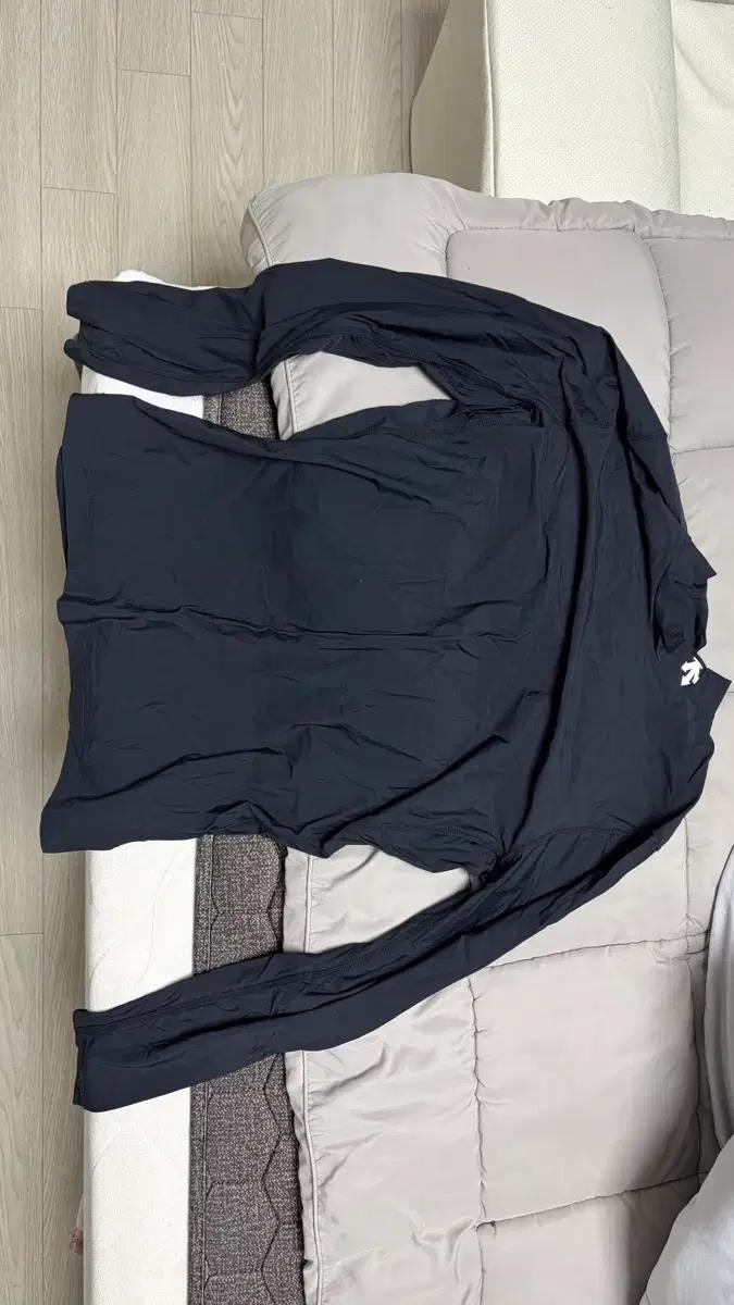 데상트 블랙 긴팔 래쉬가드