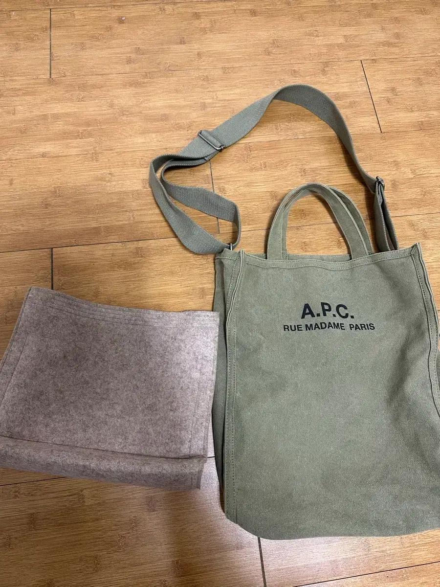 A.P.C. 아페쎄 르 코퍼레이션 토트백 카키