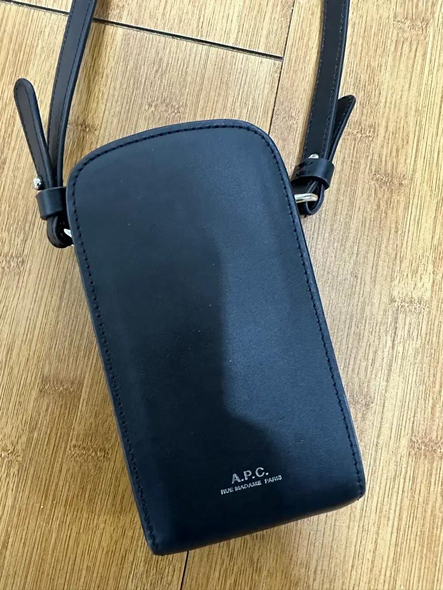 A.P.C. 아페쎄 블랙 핸드폰 가방