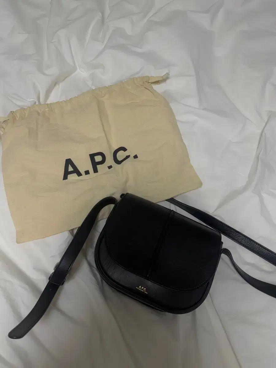 A.P.C. 아페쎄 베티 카프스킨 크로스 숄더백 블랙