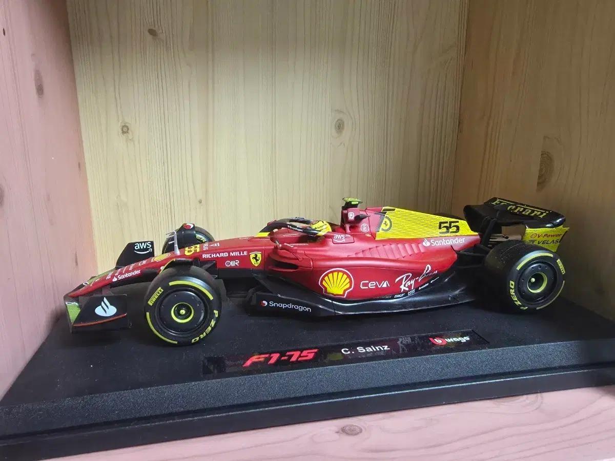 브라고 1:18 사인츠 f1-75 더이상 국내에서 못구하는 제품